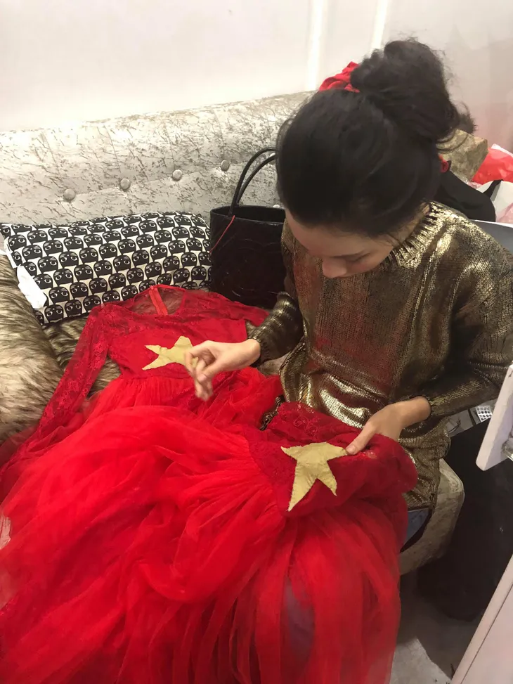MC Minh Hà trắng đêm tự tay đính sao vàng lên trang phục mừng chiến thắng của U23 Việt Nam - Ảnh 1. MC Minh Hà trắng đêm tự tay đính sao vàng lên trang phục mừng chiến thắng của U23 Việt Nam - Ảnh 1.