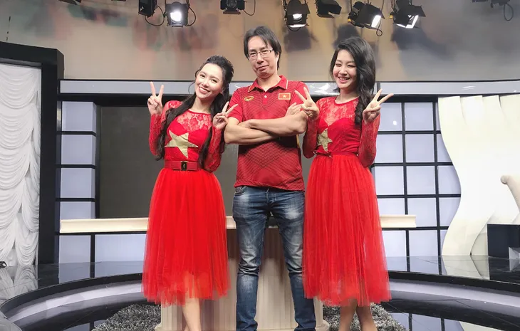 MC Minh Hà trắng đêm tự tay đính sao vàng lên trang phục mừng chiến thắng của U23 Việt Nam - Ảnh 6. MC Minh Hà trắng đêm tự tay đính sao vàng lên trang phục mừng chiến thắng của U23 Việt Nam - Ảnh 6.