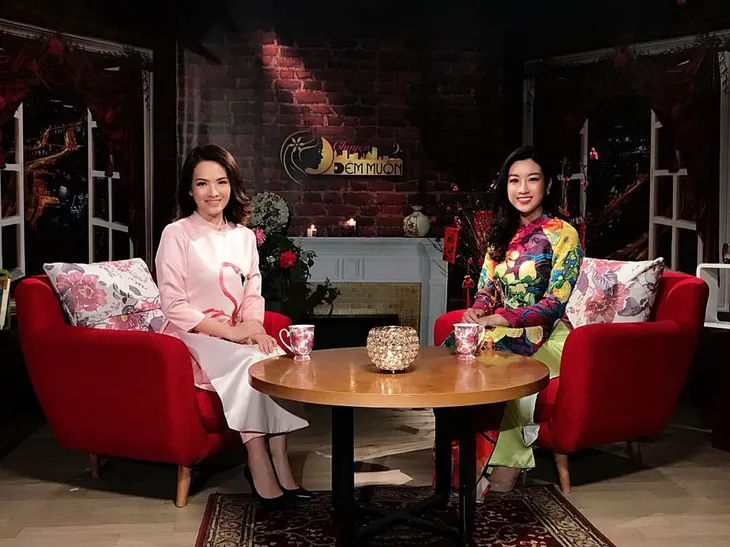 Dẫn Chuyện đêm muộn, Đan Lê chỉ trung thành với trang phục này - Ảnh 2. Dẫn Chuyện đêm muộn, Đan Lê chỉ trung thành với trang phục này - Ảnh 2.