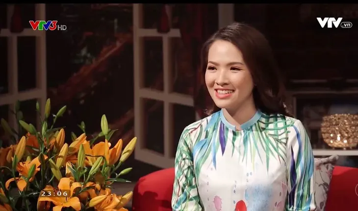 Dẫn Chuyện đêm muộn, Đan Lê chỉ trung thành với trang phục này - Ảnh 6. Dẫn Chuyện đêm muộn, Đan Lê chỉ trung thành với trang phục này - Ảnh 6.