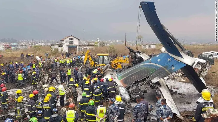 Hiện trường vụ máy bay rơi làm ít nhất 50 người đã thiệt mạng ở Nepal - Ảnh 1. Hiện trường vụ máy bay rơi làm ít nhất 50 người đã thiệt mạng ở Nepal - Ảnh 1.