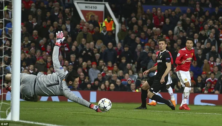 Toàn cảnh Man Utd gục ngã trước Sevilla - Ảnh 11. Toàn cảnh Man Utd gục ngã trước Sevilla - Ảnh 11.