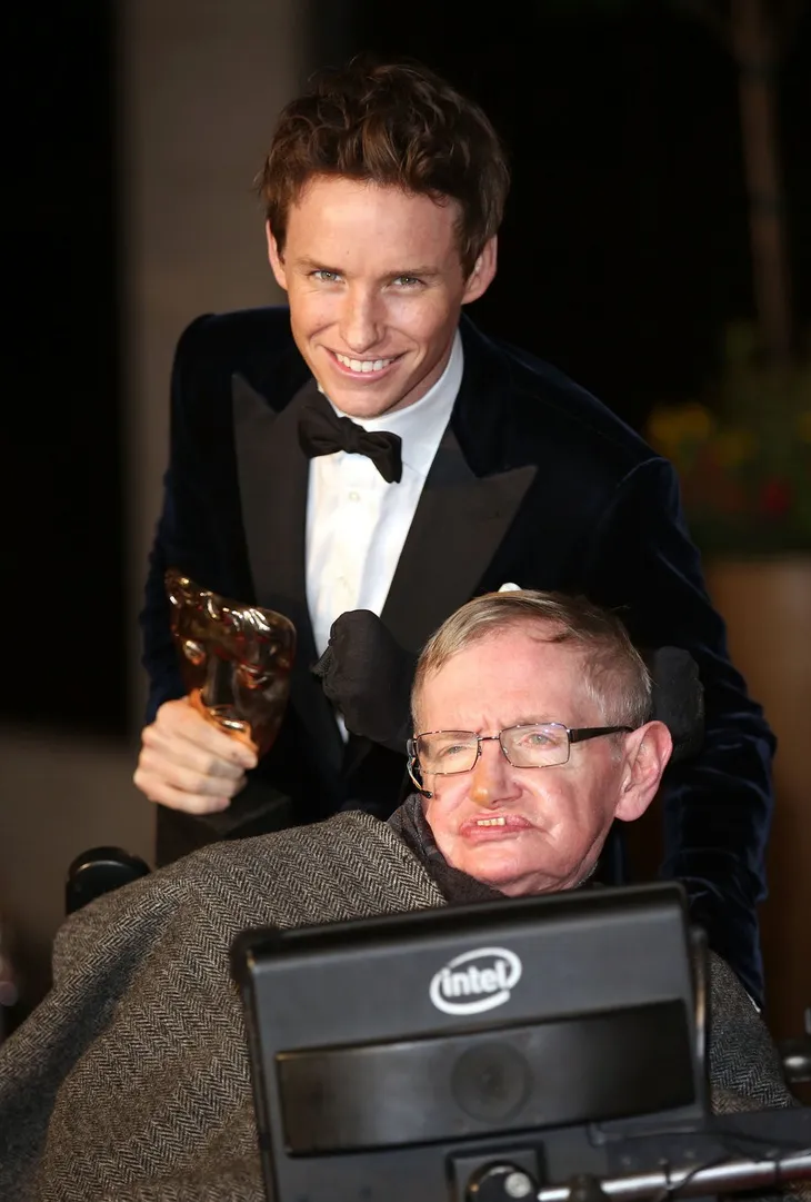 Eddie Redmayne tưởng nhớ Stephen Hawking - Ảnh 1. Eddie Redmayne tưởng nhớ Stephen Hawking - Ảnh 1.