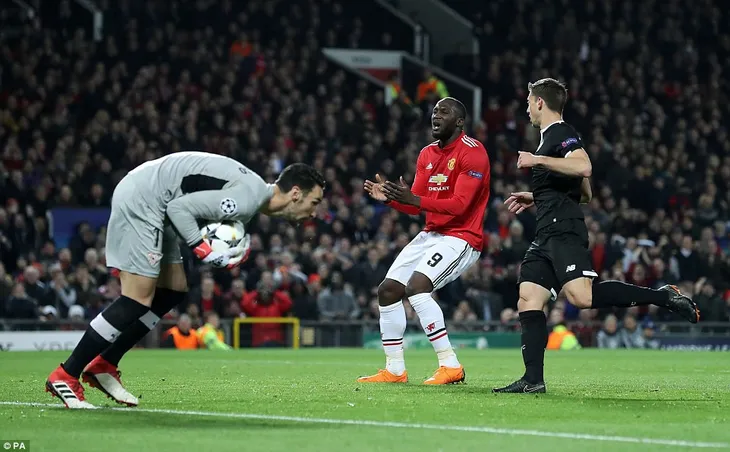 Toàn cảnh Man Utd gục ngã trước Sevilla - Ảnh 7. Toàn cảnh Man Utd gục ngã trước Sevilla - Ảnh 7.