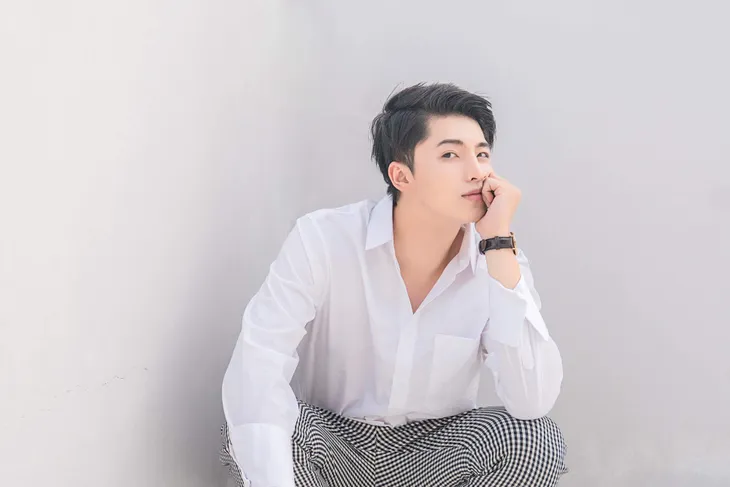 Harry Lu tung bộ ảnh mới khoe vẻ đẹp nam thần - Ảnh 1. Harry Lu tung bộ ảnh mới khoe vẻ đẹp nam thần - Ảnh 1.