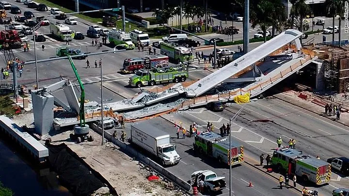 Hiện trường vụ sập cầu vượt vừa xây xong tại Miami (Mỹ) - Ảnh 1. Hiện trường vụ sập cầu vượt vừa xây xong tại Miami (Mỹ) - Ảnh 1.