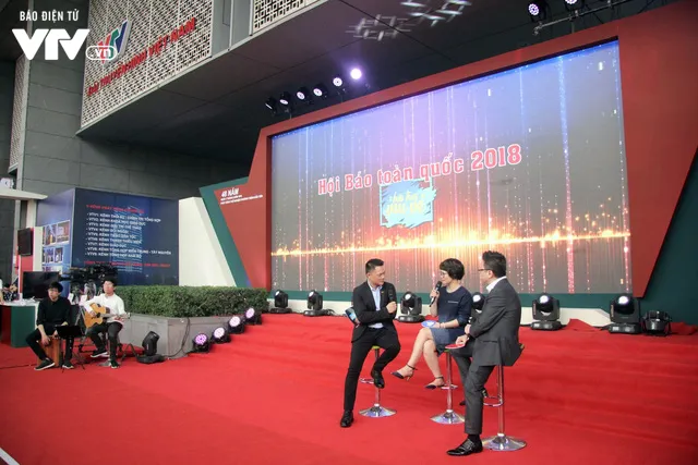 Bữa trưa vui vẻ cùng những người làm báo tại Hội báo Toàn quốc 2018 - Ảnh 3. Bữa trưa vui vẻ cùng những người làm báo tại Hội báo Toàn quốc 2018 - Ảnh 3.