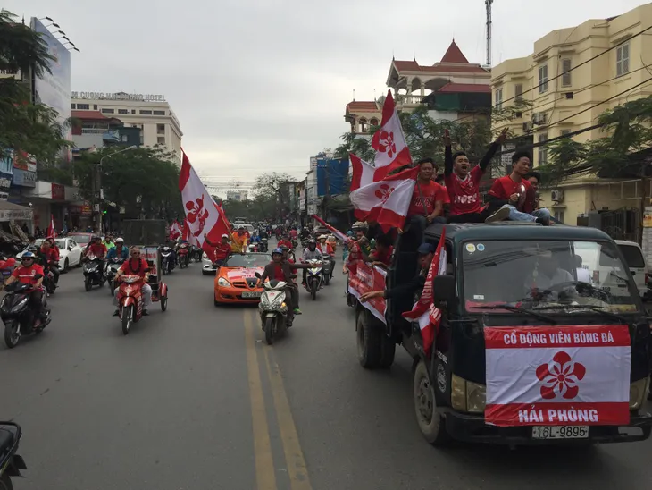 HOT: CĐV Hải Phòng quẩy tưng bừng trước trận CLB Hải Phòng đón tiếp Hoàng Anh Gia Lai - Ảnh 4.