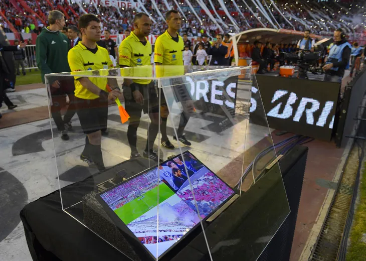 FIFA chính thức thông qua sử dụng công nghệ VAR tại World Cup 2018 - Ảnh 2. FIFA chính thức thông qua sử dụng công nghệ VAR tại World Cup 2018 - Ảnh 2.