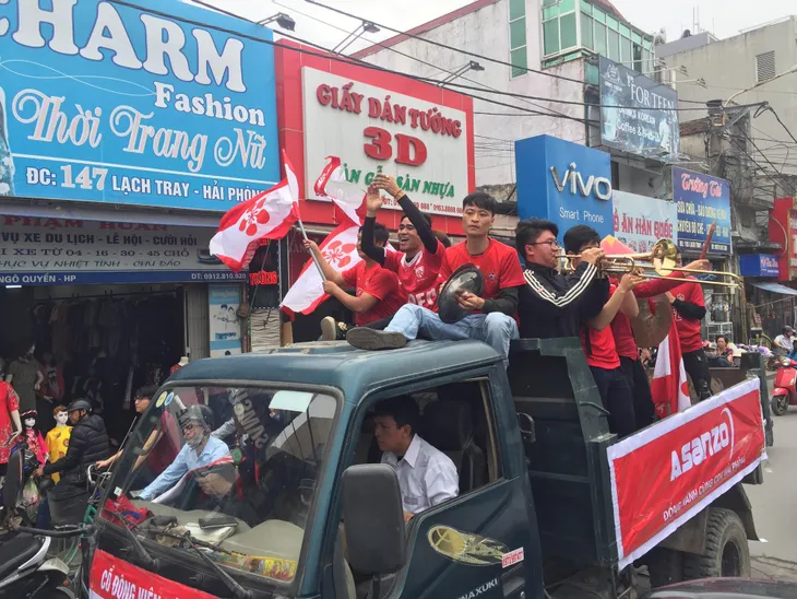 HOT: CĐV Hải Phòng quẩy tưng bừng trước trận CLB Hải Phòng đón tiếp Hoàng Anh Gia Lai - Ảnh 1.