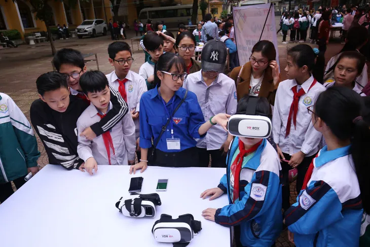 Ngày hội STEM tỉnh Bắc Ninh thu hút hàng nghìn học sinh, thầy cô tới tham dự - Ảnh 3. Ngày hội STEM tỉnh Bắc Ninh thu hút hàng nghìn học sinh, thầy cô tới tham dự - Ảnh 3.