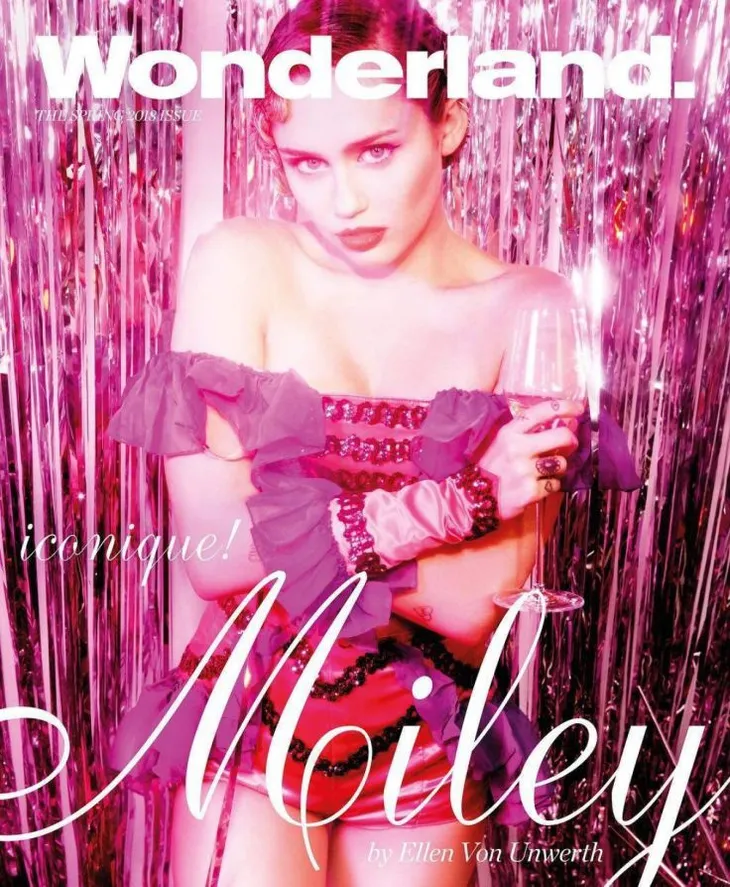 Miley Cyrus hồng rực và sexy trong loạt ảnh mới - Ảnh 1. Miley Cyrus hồng rực và sexy trong loạt ảnh mới - Ảnh 1.