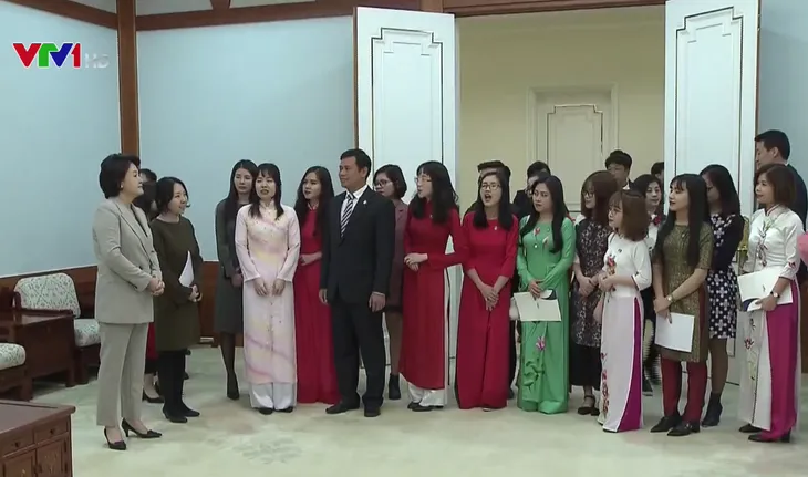 Phu nhân Tổng thống Hàn Quốc Moon Jae-in gặp gỡ sinh viên Việt Nam - Ảnh 1. Phu nhân Tổng thống Hàn Quốc Moon Jae-in gặp gỡ sinh viên Việt Nam - Ảnh 1.