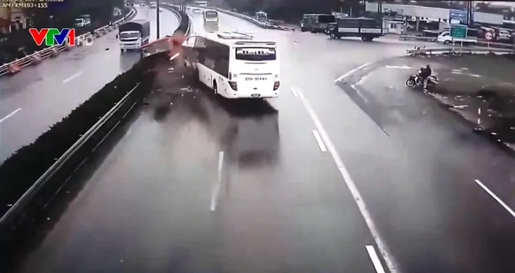 Nhường đường cho xe ưu tiên: Văn hóa giao thông còn bị coi nhẹ - Ảnh 1. Nhường đường cho xe ưu tiên: Văn hóa giao thông còn bị coi nhẹ - Ảnh 1.