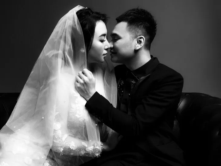 Khắc Việt tung bộ ảnh cưới trắng đen độc lạ - Ảnh 4. Khắc Việt tung bộ ảnh cưới trắng đen độc lạ - Ảnh 4.