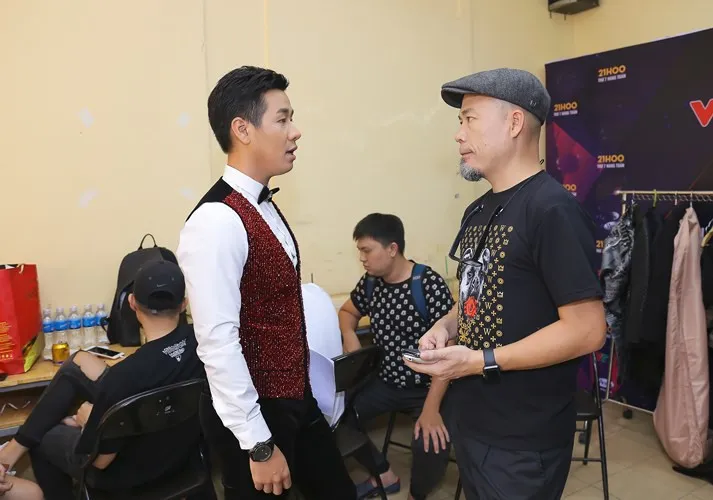 MC Nguyên Khang tình tứ nắm tay Văn Mai Hương - Ảnh 8. MC Nguyên Khang tình tứ nắm tay Văn Mai Hương - Ảnh 8.
