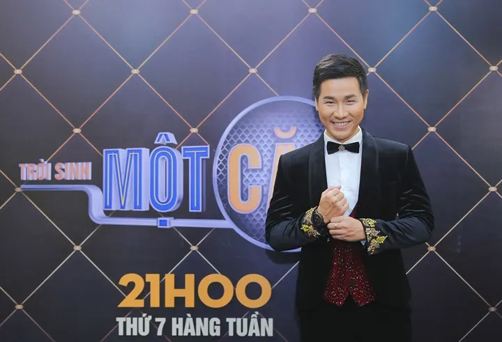 MC Nguyên Khang tình tứ nắm tay Văn Mai Hương - Ảnh 1. MC Nguyên Khang tình tứ nắm tay Văn Mai Hương - Ảnh 1.