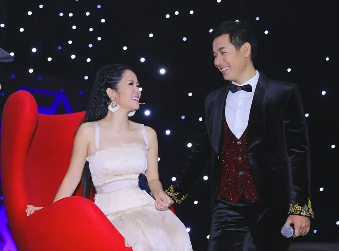 MC Nguyên Khang tình tứ nắm tay Văn Mai Hương - Ảnh 5. MC Nguyên Khang tình tứ nắm tay Văn Mai Hương - Ảnh 5.