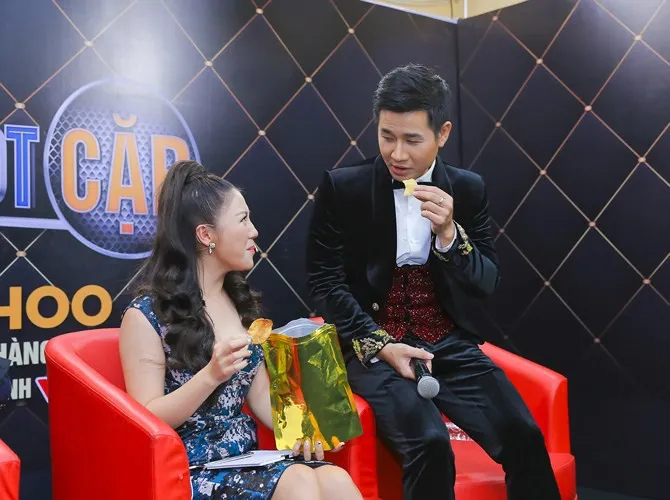 MC Nguyên Khang tình tứ nắm tay Văn Mai Hương - Ảnh 4. MC Nguyên Khang tình tứ nắm tay Văn Mai Hương - Ảnh 4.