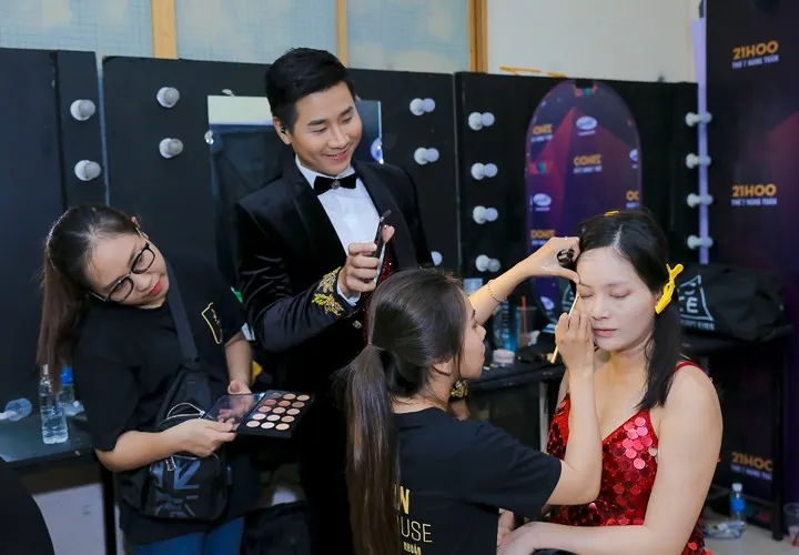 MC Nguyên Khang tình tứ nắm tay Văn Mai Hương - Ảnh 3. MC Nguyên Khang tình tứ nắm tay Văn Mai Hương - Ảnh 3.