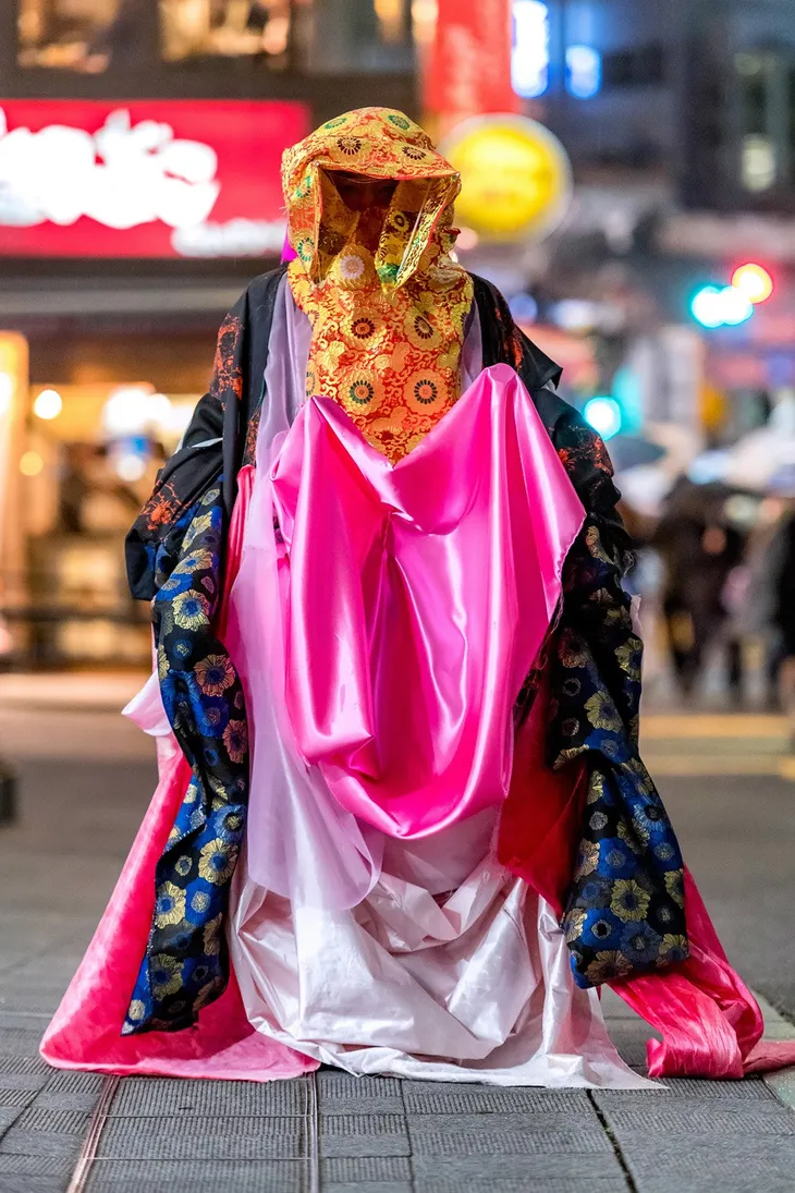 Tuần lễ thời trang Tokyo 2018: Vẫn bắt mắt và cực dị - Ảnh 2. Tuần lễ thời trang Tokyo 2018: Vẫn bắt mắt và cực dị - Ảnh 2.