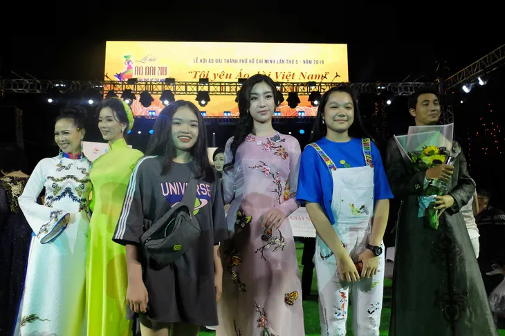 Hoa hậu Đỗ Mỹ Linh nổi bật với áo dài “hoa bướm” trên ghế giám khảo - Ảnh 1. Hoa hậu Đỗ Mỹ Linh nổi bật với áo dài “hoa bướm” trên ghế giám khảo - Ảnh 1.