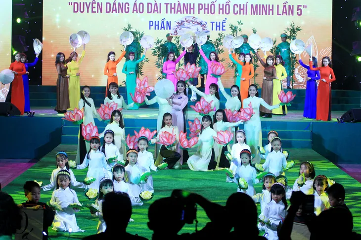 Hoa hậu Đỗ Mỹ Linh nổi bật với áo dài “hoa bướm” trên ghế giám khảo - Ảnh 2. Hoa hậu Đỗ Mỹ Linh nổi bật với áo dài “hoa bướm” trên ghế giám khảo - Ảnh 2.