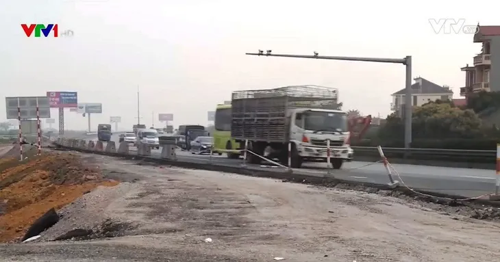 Vừa thi công, vừa khai thác gây mất an toàn trên Pháp Vân - Cầu Giẽ - Ảnh 2. Vừa thi công, vừa khai thác gây mất an toàn trên Pháp Vân - Cầu Giẽ - Ảnh 2.