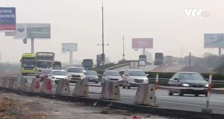 Vừa thi công, vừa khai thác gây mất an toàn trên Pháp Vân - Cầu Giẽ - Ảnh 1. Vừa thi công, vừa khai thác gây mất an toàn trên Pháp Vân - Cầu Giẽ - Ảnh 1.