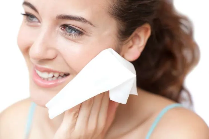 Khăn tẩy trang có thể hủy hoại làn da nếu bạn sử dụng sai cách - Ảnh 1. Khăn tẩy trang có thể hủy hoại làn da nếu bạn sử dụng sai cách - Ảnh 1.