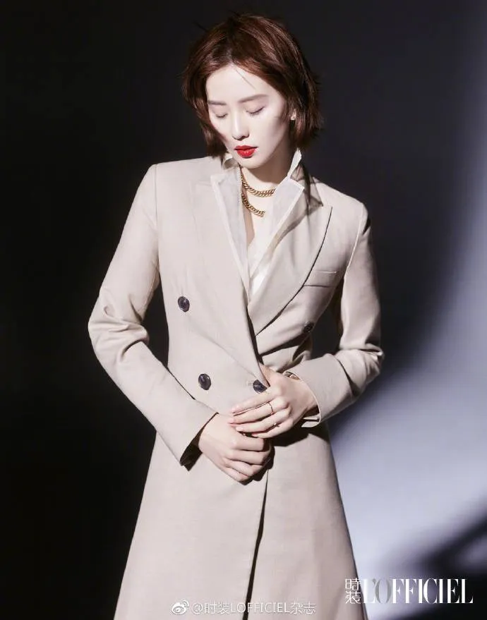 Lưu Thi Thi đẹp rạng rỡ trên Harpers Bazaar - Ảnh 4. Lưu Thi Thi đẹp rạng rỡ trên Harpers Bazaar - Ảnh 4.