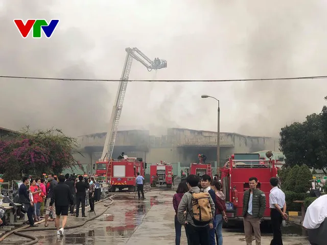 Cháy lớn nhà máy may Hàn Quốc tại KCN Khai Quang (Vĩnh Phúc) - Ảnh 1. Cháy lớn nhà máy may Hàn Quốc tại KCN Khai Quang (Vĩnh Phúc) - Ảnh 1.