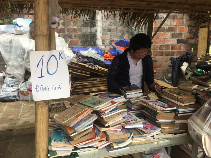 Hội sách đồng giá 1.000 đồng thu hút độc giả tại Hà Nội - Ảnh 6. Hội sách đồng giá 1.000 đồng thu hút độc giả tại Hà Nội - Ảnh 6.