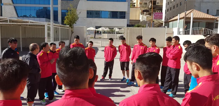 ẢNH: ĐT Việt Nam tập thể dục buổi sáng tại Jordan - Ảnh 9. ẢNH: ĐT Việt Nam tập thể dục buổi sáng tại Jordan - Ảnh 9.