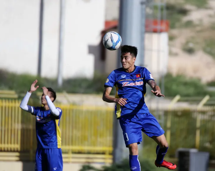 ẢNH: ĐT Việt Nam tập buổi đầu tiên tại Jordan - Ảnh 9. ẢNH: ĐT Việt Nam tập buổi đầu tiên tại Jordan - Ảnh 9.