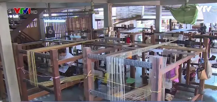 Nghề dệt lụa thủ công truyền thống Lào ngày càng phát triển - Ảnh 1. Nghề dệt lụa thủ công truyền thống Lào ngày càng phát triển - Ảnh 1.