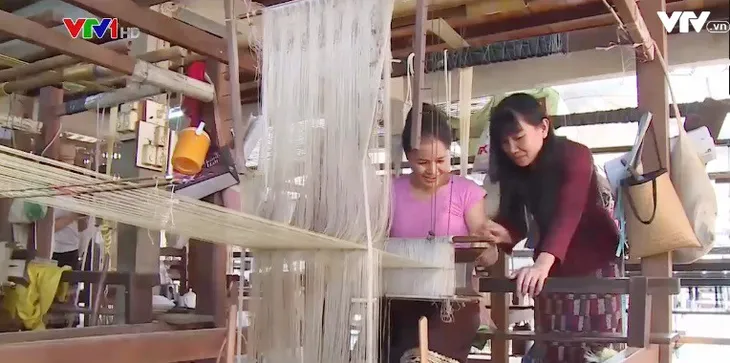 Nghề dệt lụa thủ công truyền thống Lào ngày càng phát triển - Ảnh 2. Nghề dệt lụa thủ công truyền thống Lào ngày càng phát triển - Ảnh 2.