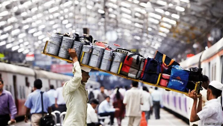 Dabbawala - Dịch vụ giao thức ăn truyền thống tại Ấn Độ - Ảnh 3. Dabbawala - Dịch vụ giao thức ăn truyền thống tại Ấn Độ - Ảnh 3.