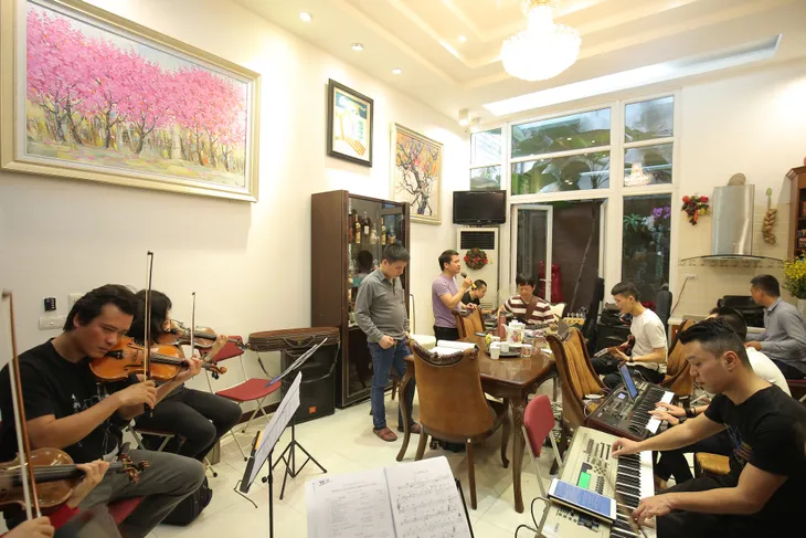 Thanh Lam, Trọng Tấn say sưa tập luyện tại nhà riêng NS Phú Quang - Ảnh 2. Thanh Lam, Trọng Tấn say sưa tập luyện tại nhà riêng NS Phú Quang - Ảnh 2.