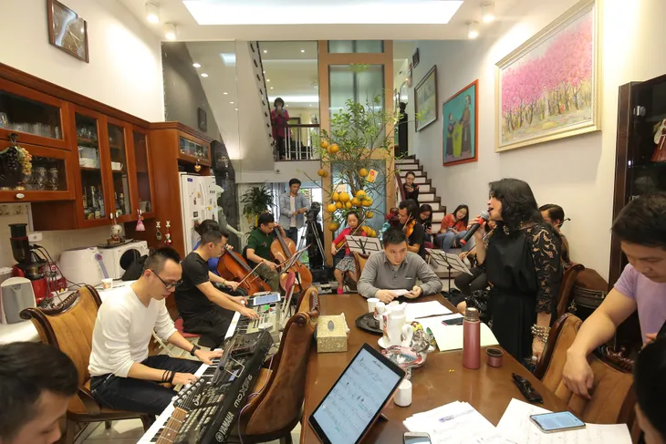 Thanh Lam, Trọng Tấn say sưa tập luyện tại nhà riêng NS Phú Quang - Ảnh 1. Thanh Lam, Trọng Tấn say sưa tập luyện tại nhà riêng NS Phú Quang - Ảnh 1.