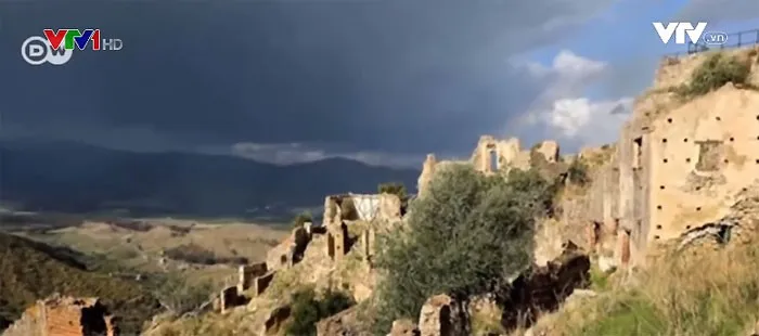 Những ngôi làng chết ở Italy - Ảnh 2. Những ngôi làng chết ở Italy - Ảnh 2.