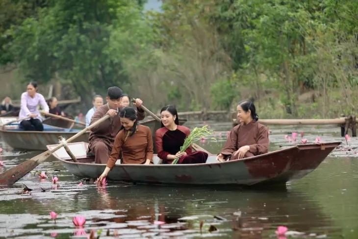 Sao mai Nguyễn Thu Hằng làm em gái diễn viên Kiều Anh trong MV mới - Ảnh 2. Sao mai Nguyễn Thu Hằng làm em gái diễn viên Kiều Anh trong MV mới - Ảnh 2.