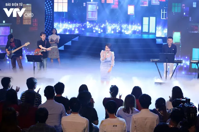 Uyên Linh bị Song Linh liên tục hỏi khó trong Muôn màu Showbiz số đặc biệt - Ảnh 9. Uyên Linh bị Song Linh liên tục hỏi khó trong Muôn màu Showbiz số đặc biệt - Ảnh 9.