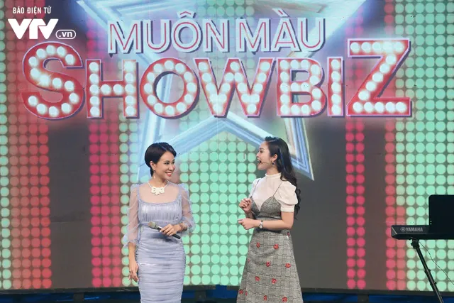 Uyên Linh bị Song Linh liên tục hỏi khó trong Muôn màu Showbiz số đặc biệt - Ảnh 1. Uyên Linh bị Song Linh liên tục hỏi khó trong Muôn màu Showbiz số đặc biệt - Ảnh 1.