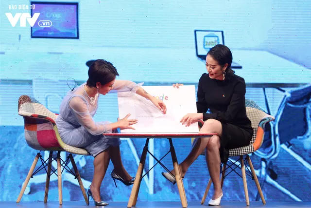 Uyên Linh bị Song Linh liên tục hỏi khó trong Muôn màu Showbiz số đặc biệt - Ảnh 4. Uyên Linh bị Song Linh liên tục hỏi khó trong Muôn màu Showbiz số đặc biệt - Ảnh 4.