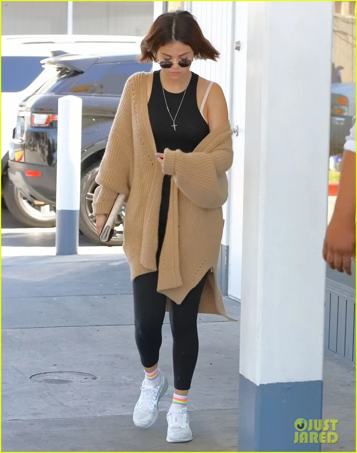 Sau khi bị chê phát tướng, Selena Gomez lại thon gọn bất ngờ - Ảnh 4. Sau khi bị chê phát tướng, Selena Gomez lại thon gọn bất ngờ - Ảnh 4.