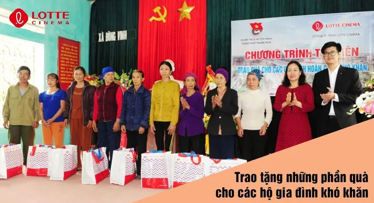 Rạp phim Lotte Cinema trao quà tình thương cho các gia đình khó khăn - Ảnh 1. Rạp phim Lotte Cinema trao quà tình thương cho các gia đình khó khăn - Ảnh 1.