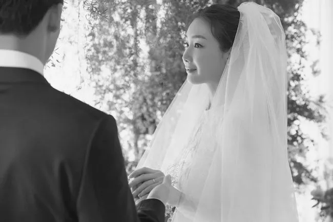 Mỹ nhân Bản tình ca mùa đông Choi Ji Woo đã kết hôn - Ảnh 3. Mỹ nhân Bản tình ca mùa đông Choi Ji Woo đã kết hôn - Ảnh 3.