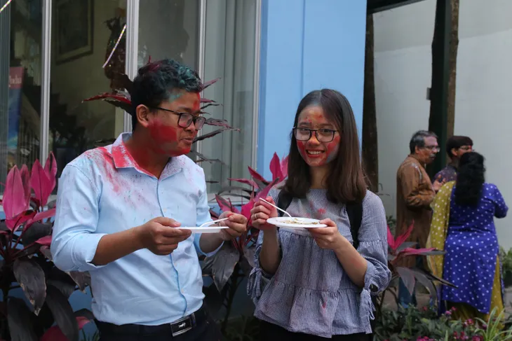 Người dân Thủ đô hào hứng hòa mình vào lễ hội Holi Ấn Độ - Ảnh 2. Người dân Thủ đô hào hứng hòa mình vào lễ hội Holi Ấn Độ - Ảnh 2.