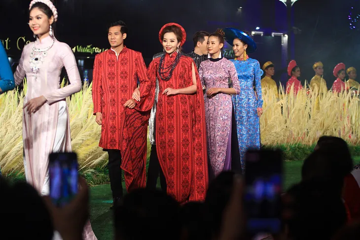 Áo dài ngập tràn phố đi bộ trong đêm khai mạc Lễ hội Áo dài - Ảnh 6. Áo dài ngập tràn phố đi bộ trong đêm khai mạc Lễ hội Áo dài - Ảnh 6.